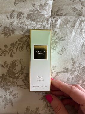 BYROE Pearl Serum Oil - Pear Scented Face Primer (Pink Accent)